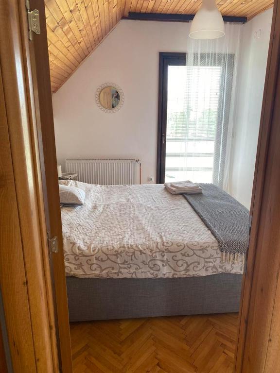 Letto o letti in una camera di Kuća sa pogledom na Tornik