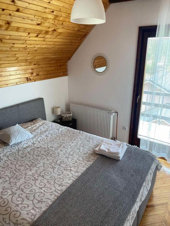 Letto o letti in una camera di Kuća sa pogledom na Tornik