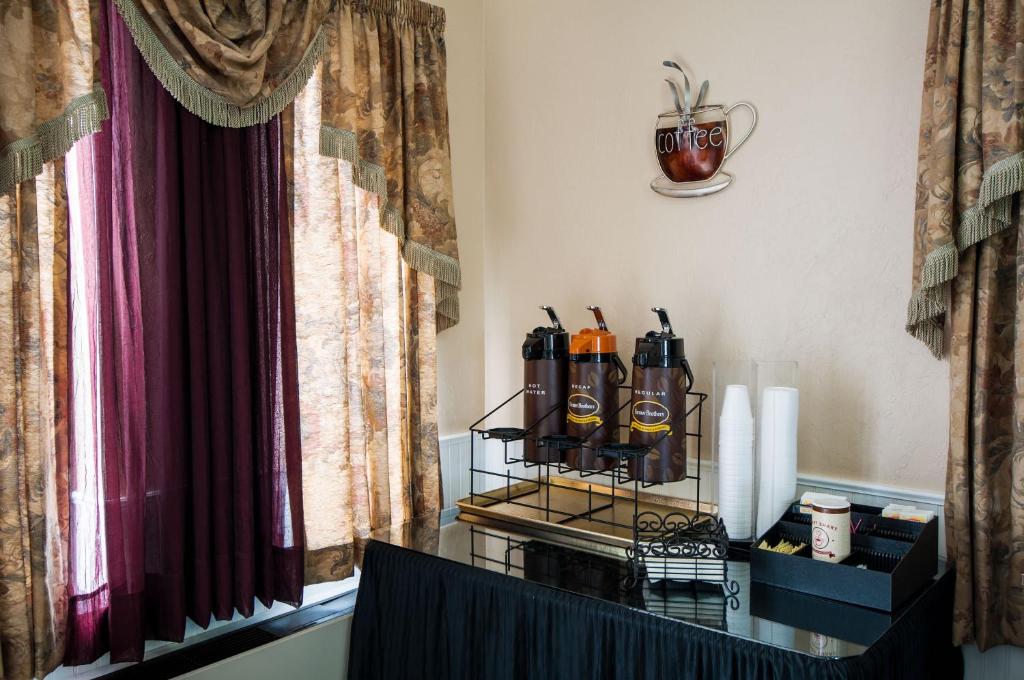 Příslušenství pro přípravu čaje a kávy v ubytování Quality Inn Wenatchee-Leavenworth