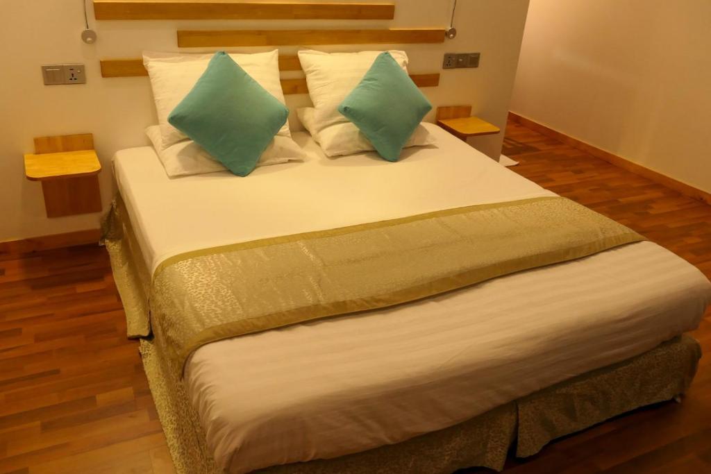Postel nebo postele na pokoji v ubytování AYIRA Maldives