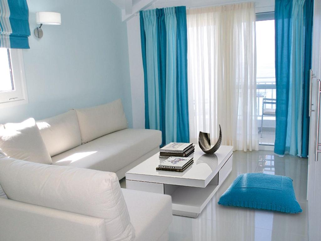 Гостиная зона в Haris Hotel Apartments and Suites