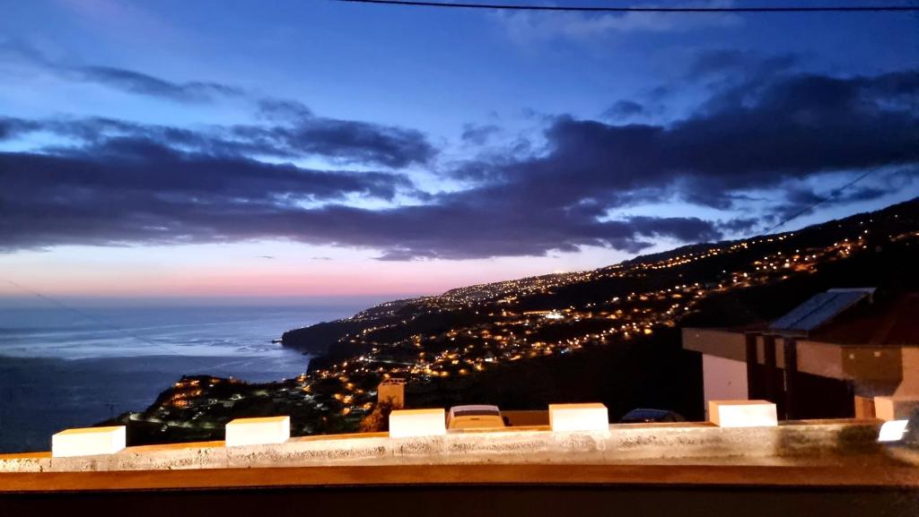 vista sulle luci della città su una collina di notte di Villa Cassolino a Ribeira Brava