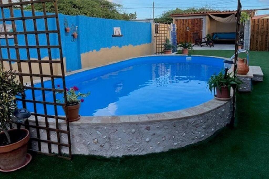 una piscina con una valla alrededor en Studio Urirama with swimmingpool en Noord