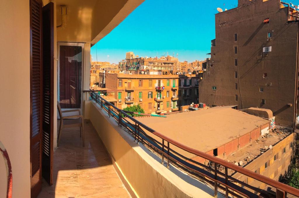 - un balcon offrant une vue sur la ville dans l'établissement Midtown Homes, au Caire