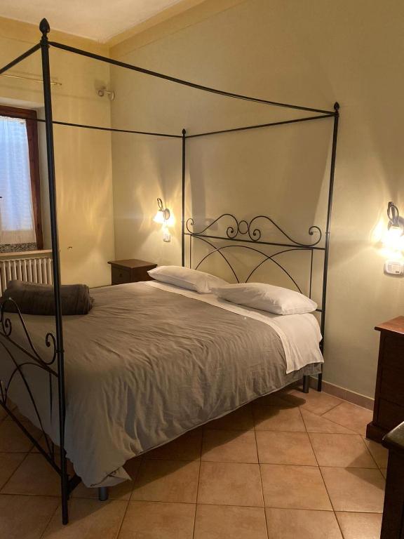 A bed or beds in a room at Affittacamere La Torre di Montalcino