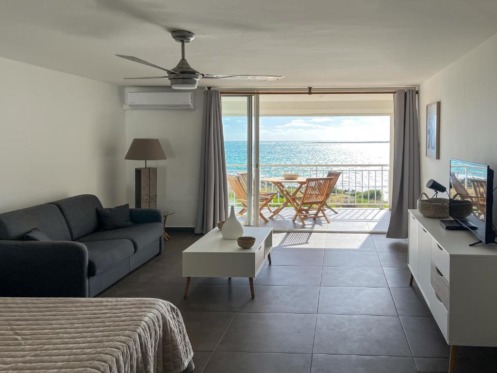 Posezení v ubytování Front line unit 520 ft2 - 48 m2, on second floor, stunning ocean view