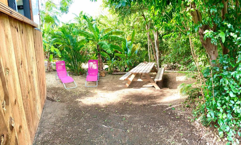 Zahrada ubytování LODGE COLIBRIS Piscine Privée vue panoramique mer et montagne pelée , 500 m plage dans un parc , Calme assuré Idéal pour découvrir le nord Caraïbes