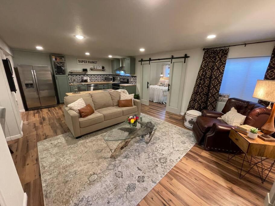 sala de estar con sofá y mesa en Utah Valley Retreat - Luxurious Self check-in Apt, UVU BYU, EV Charge, en Orem