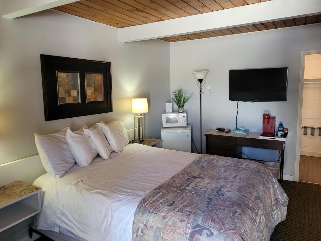 Postel nebo postele na pokoji v ubytování Pines Motel