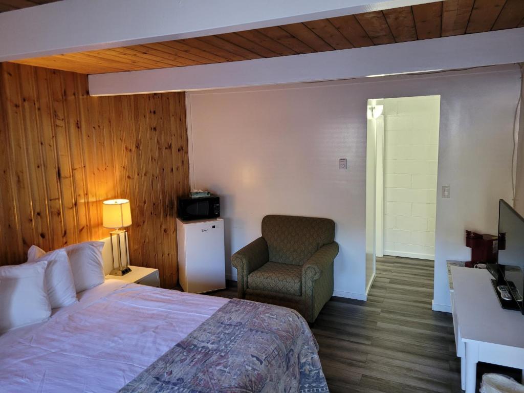 Postel nebo postele na pokoji v ubytování Pines Motel