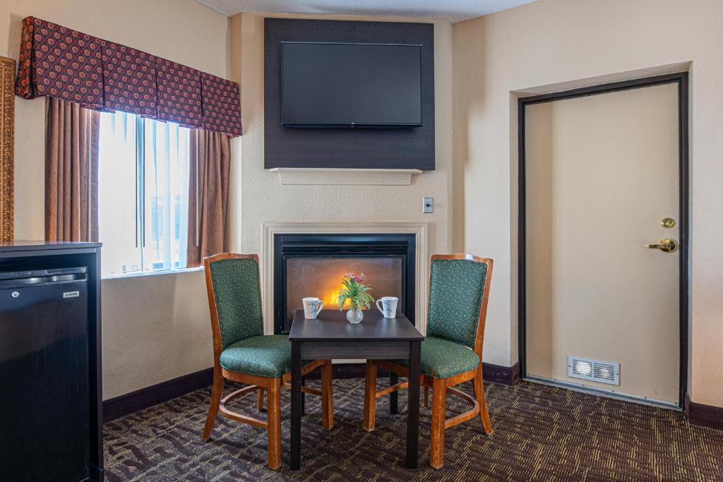 River Bend Inn - Pigeon Forge - King Room With Fireplace And Spa Bath