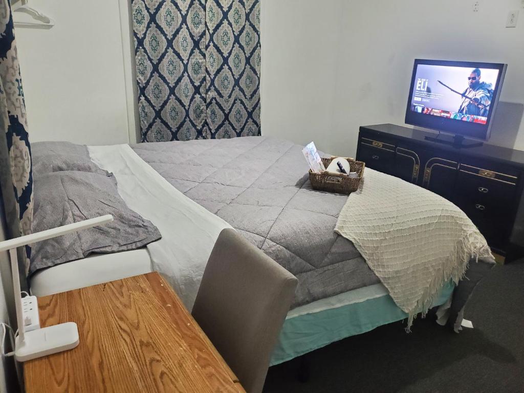 En eller flere senge i et værelse på Private Room Near to Downtown Churchill Downs UofL Airport &Kentucky Expo Center