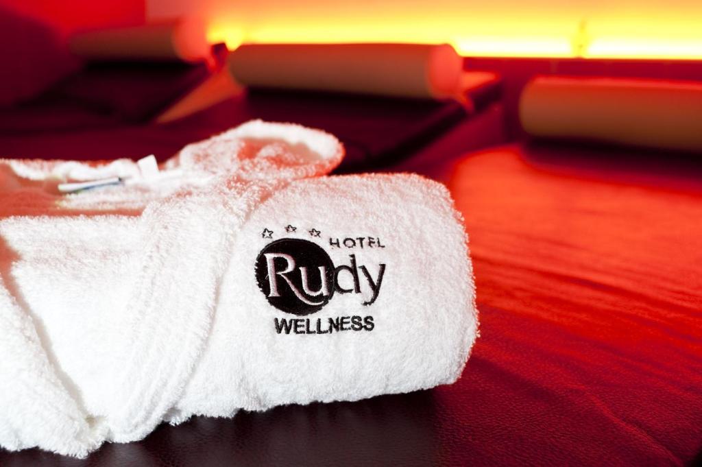 un asciugamano bianco con le parole "rubino benessere" scritto sopra. di Hotel Rudy a Riva del Garda