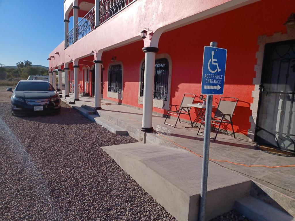 een gehandicaptenparkeerbord voor een gebouw bij Hacienda Gallardos 104-2 in San Carlos