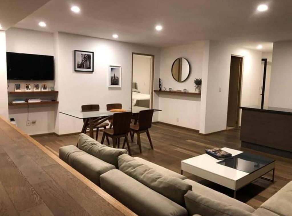 ein Wohnzimmer mit Sofa und Tisch in der Unterkunft Estudio vacacional in Puerto Peñasco