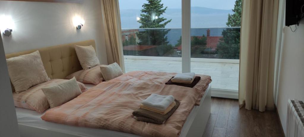 Postel nebo postele na pokoji v ubytování Pool-Villa „4 Seasons“ Seaview