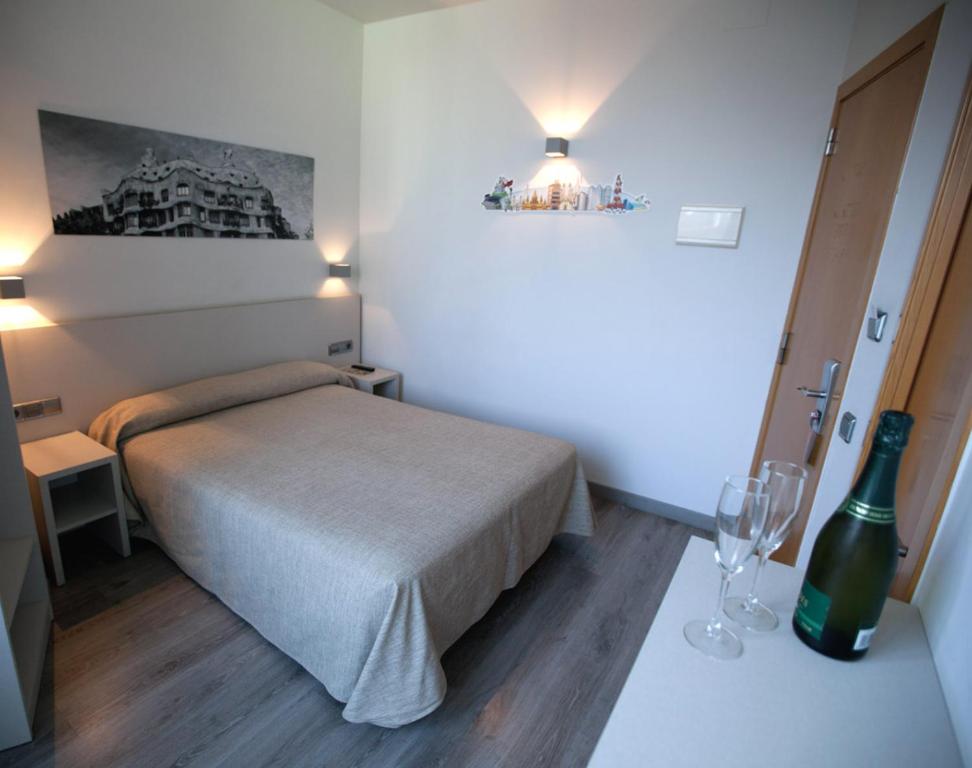 Кровать или кровати в номере Hotel Ciutat De Sant Adria