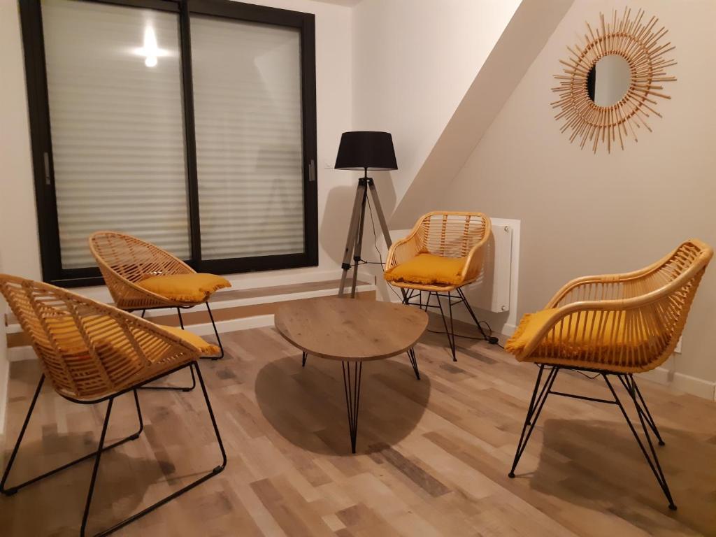 Posezení v ubytování Maison à 200m des plages avec jacuzzi