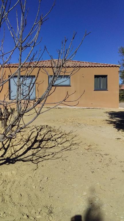 une maison au milieu d'un champ de terre dans l'établissement villa du jardin chez mandy, à Magalas