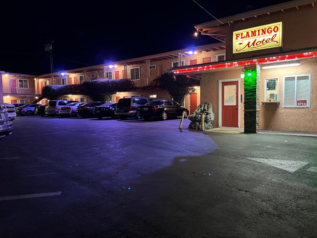 een parkeerplaats van een fastfoodrestaurant 's nachts bij Flamingo Motel Oxnard in Oxnard