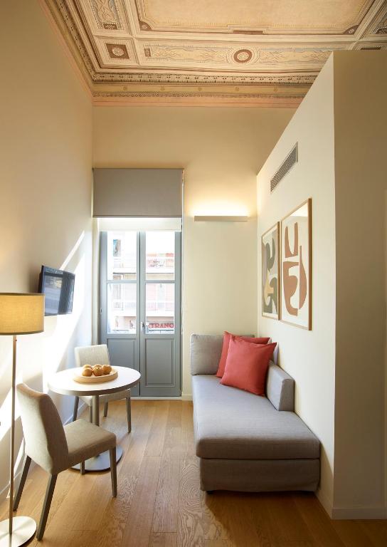 a living room with a couch and a table at Del Taso 1850 in Athens