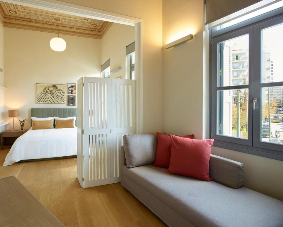 a living room with a couch and a bed at Del Taso 1850 in Athens