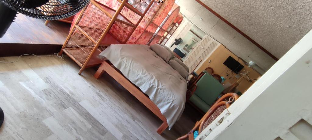 アカプルコにあるIOW4 LM Yoga Loungeのはしご付きの部屋の小さなベッド1台
