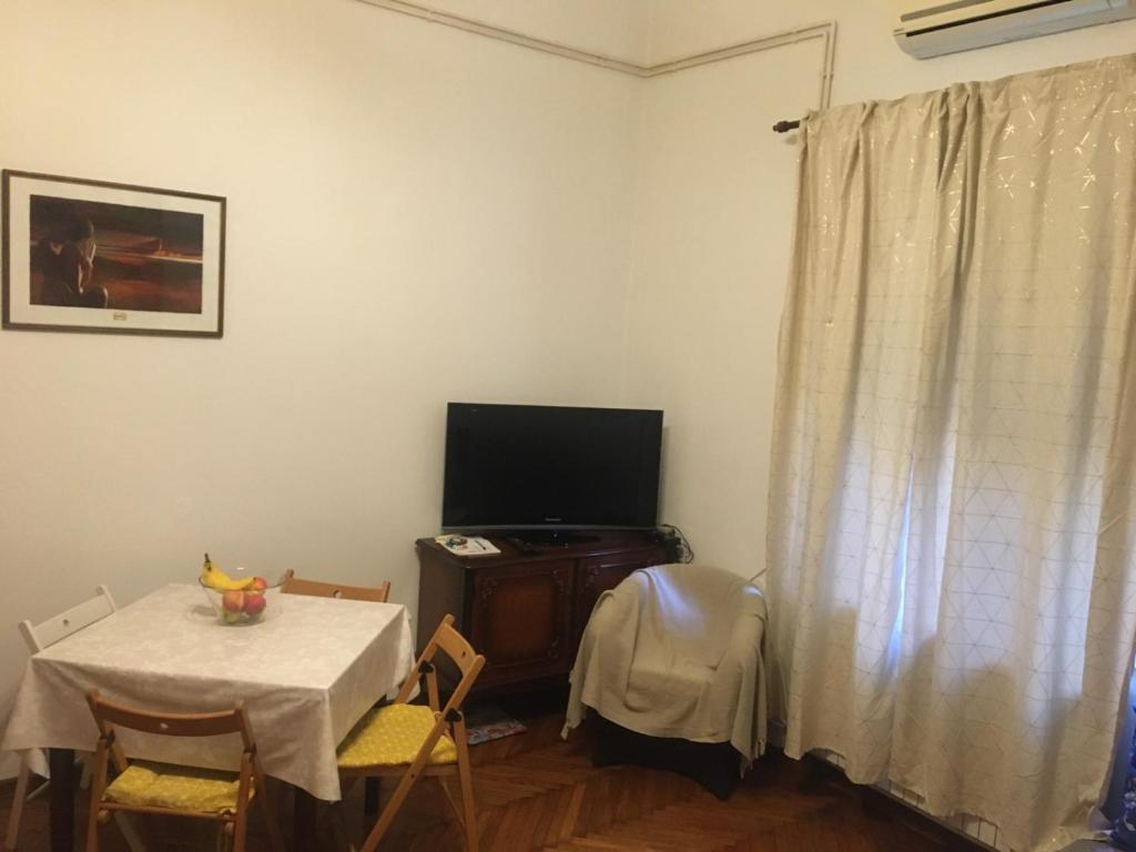 ein Wohnzimmer mit Tisch und Fernseher in der Unterkunft Relax inn Condominium-Zagreb in Zagreb