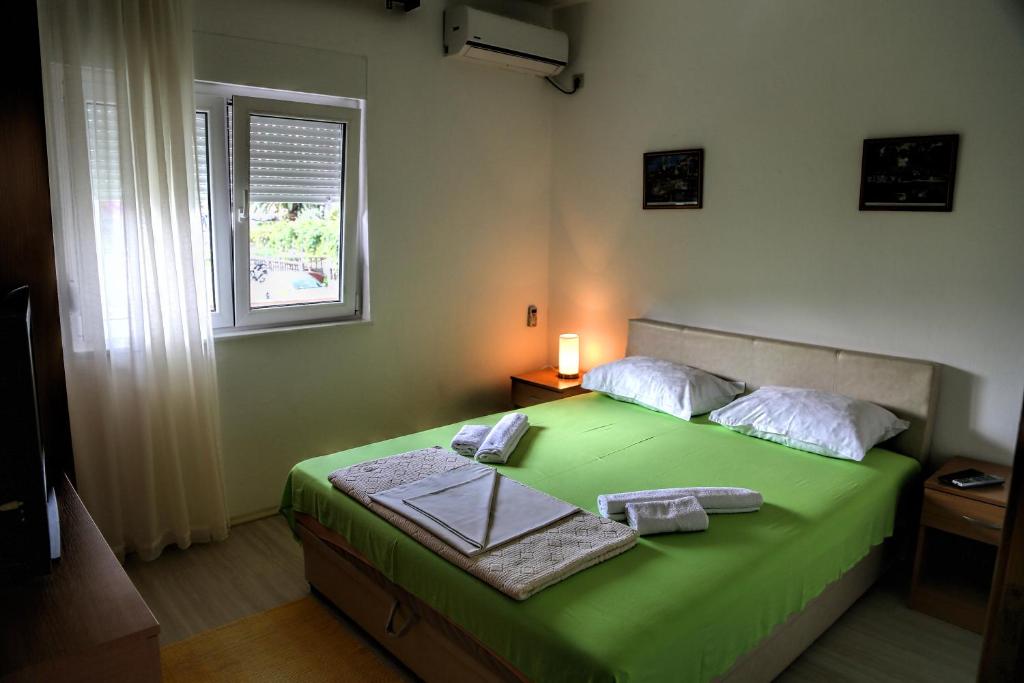 En eller flere senge i et værelse på Apartments Kordic