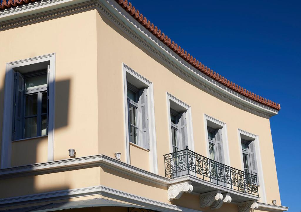 a building with windows and a balcony at Del Taso 1850 in Athens