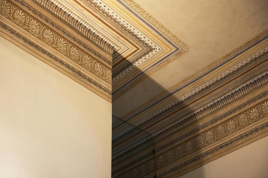 an ornate ceiling in a room at Del Taso 1850 in Athens