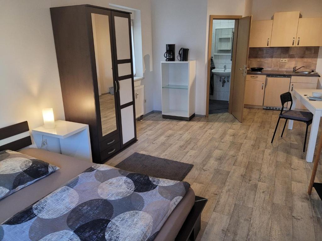 Möbliertes Zimmer في بايروث: غرفة صغيرة بها سرير ومطبخ