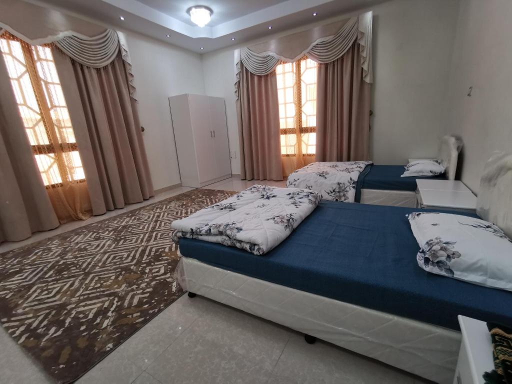 Tempat tidur dalam kamar di بيت العز السياحي Al-Ezz Tourist House