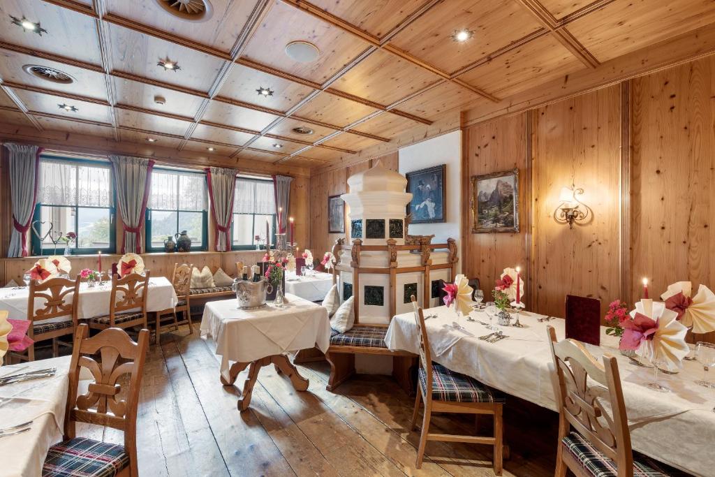 Reštaurácia alebo iné gastronomické zariadenie v ubytovaní Landhaus Ager