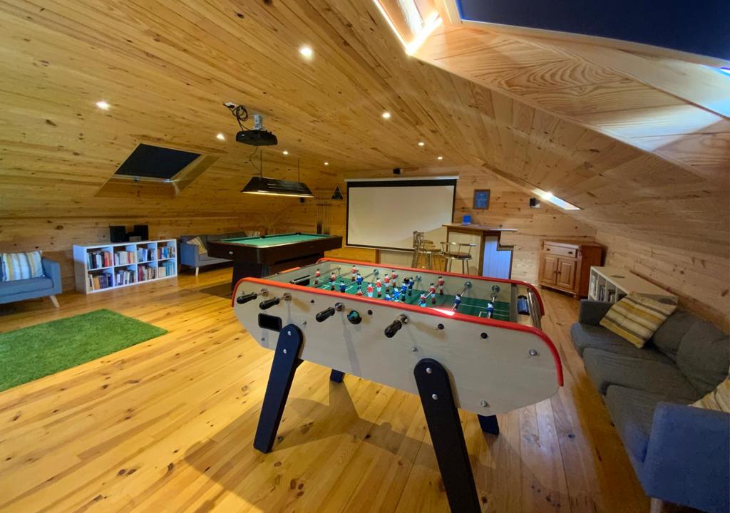 Biliár nebo kulečník v ubytování Stable Chambre d'Hote at Kergudon