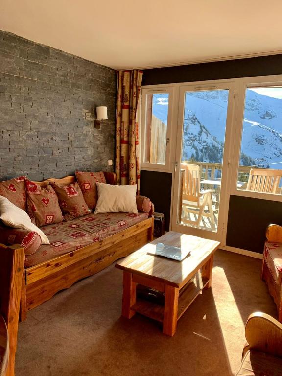 un salon avec un canapé et une table dans l'établissement Epicea Avoriaz, three bedroom apartment, 62 m2, 4th floor, 8 ppl, à Avoriaz