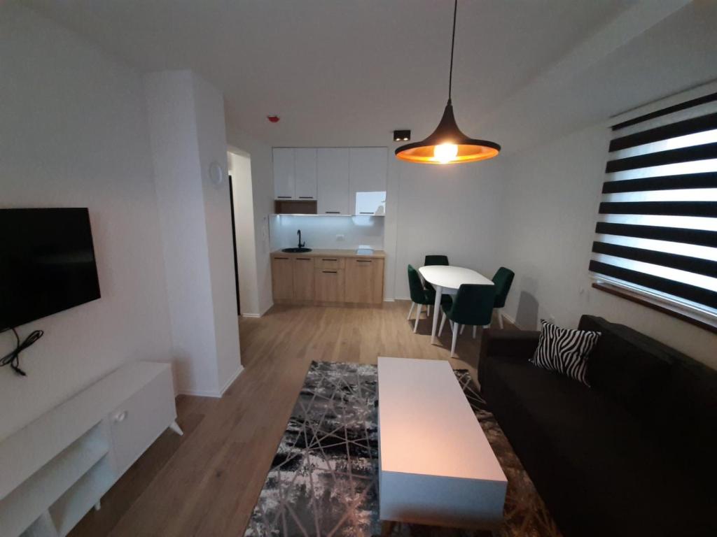 een woonkamer met een bank en een tafel bij M&G Jahorina in Jahorina