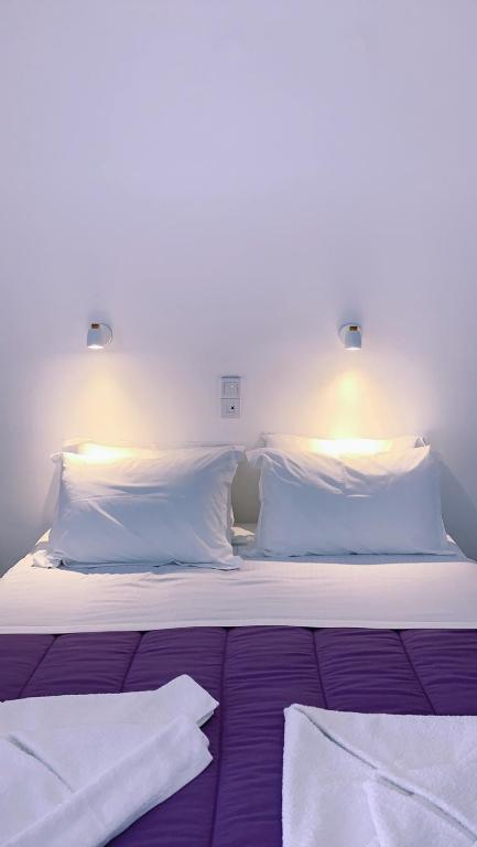 Postel nebo postele na pokoji v ubytování Alkyon Hotel
