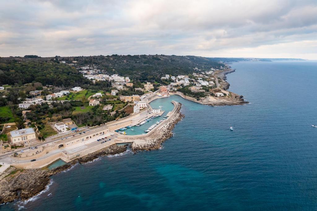 een luchtzicht op een strand en de oceaan bij Villa del Sole in Marina Porto