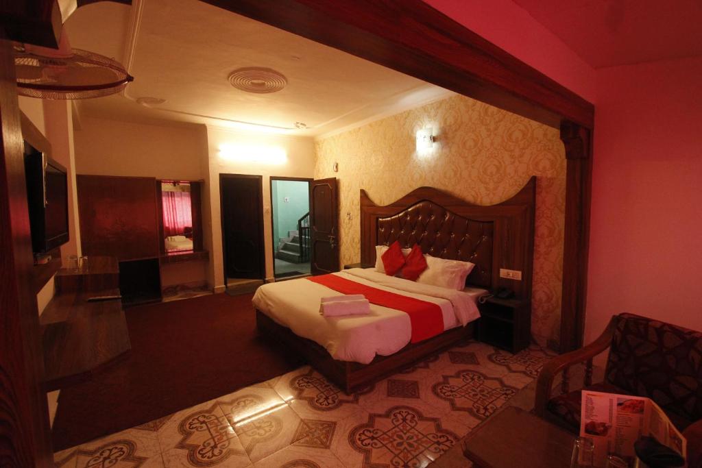 a bedroom with a large bed in a room at Hotel River INN in Manāli