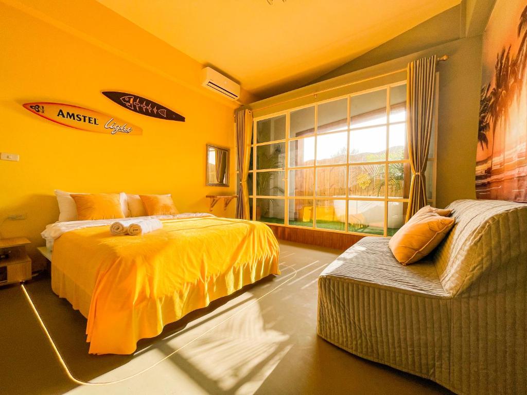 - une chambre jaune avec 2 lits et un canapé dans l'établissement ABS Pool Condo, à Nanwan