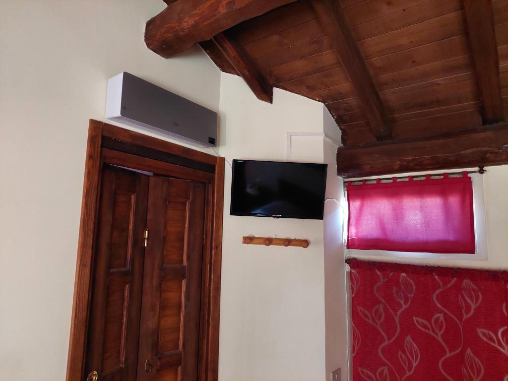 Televízia a/alebo spoločenská miestnosť v ubytovaní Bed and Breakfast Monticelli