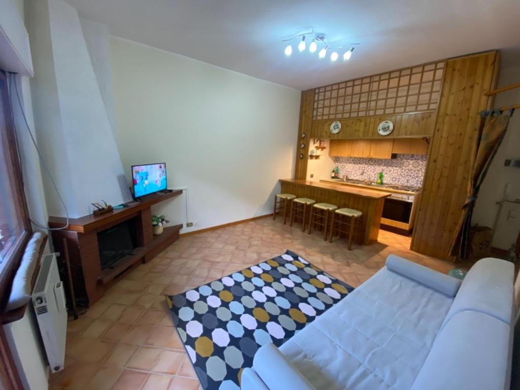 uma sala de estar com um sofá e uma cozinha em Appartamento a Pescocostanzo em Pescocostanzo