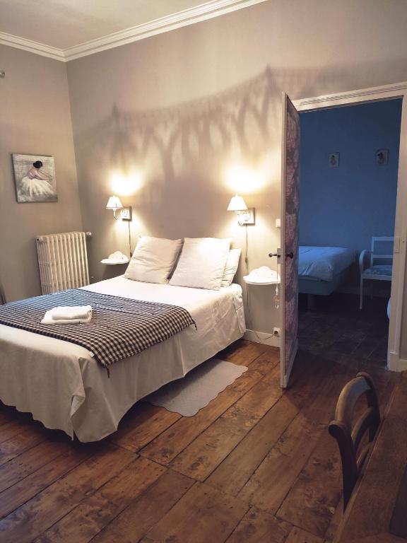 une chambre avec un lit et un mur bleu dans l'établissement Les Angelots, à Condom