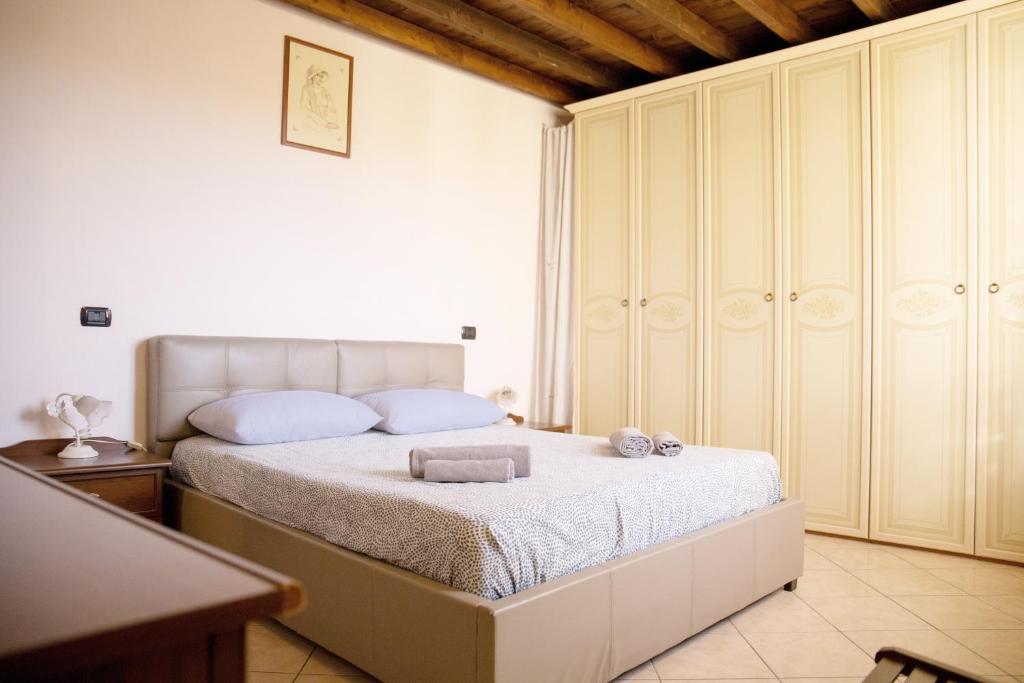 een slaapkamer met een bed met handdoeken erop bij FULVIA - Courtyard apartment with balcony in Arona