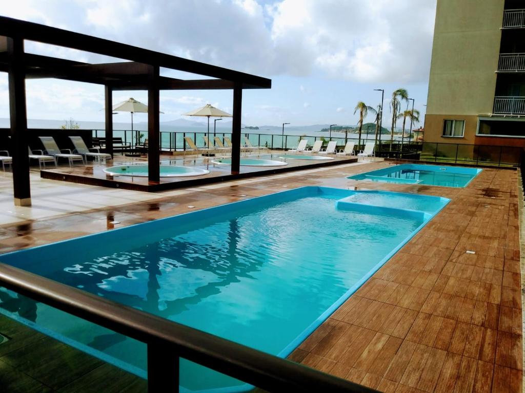 バーハ・ヴェーリャにあるResort Pé na Areia próximo Beto Carreroの海の景色を望むホテルのプールを利用できます。