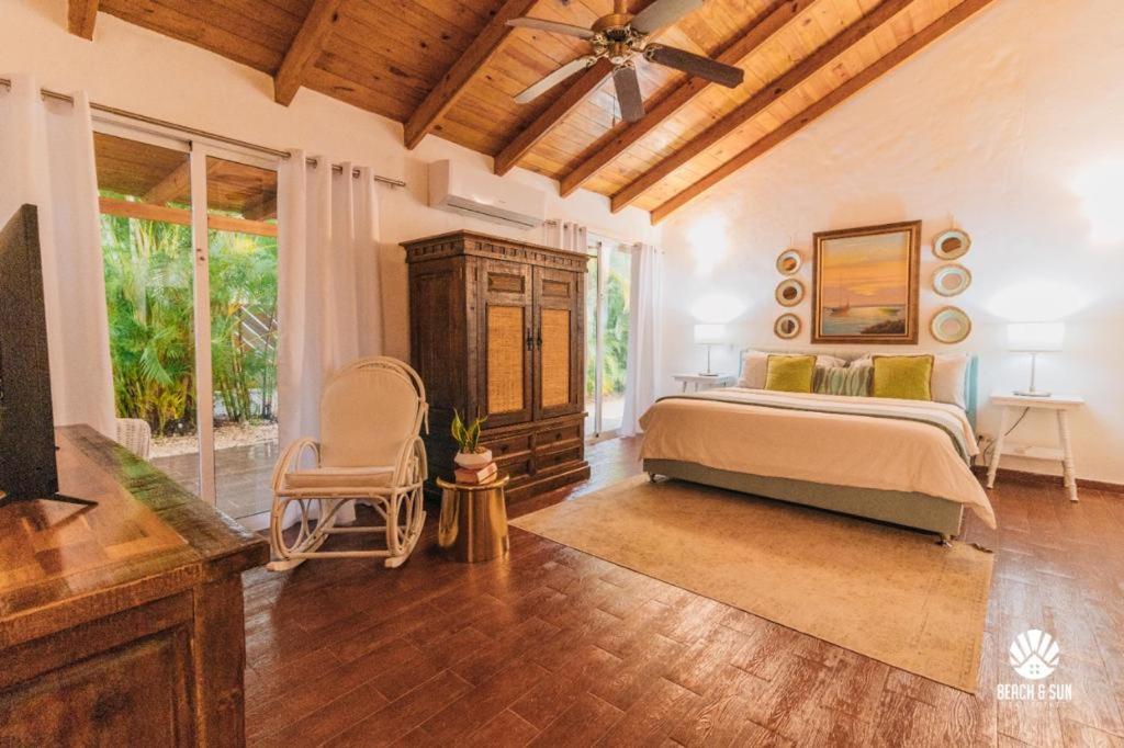 ein Schlafzimmer mit einem Bett und einem großen Fenster in der Unterkunft Lux Villa Casa de Campo in La Romana