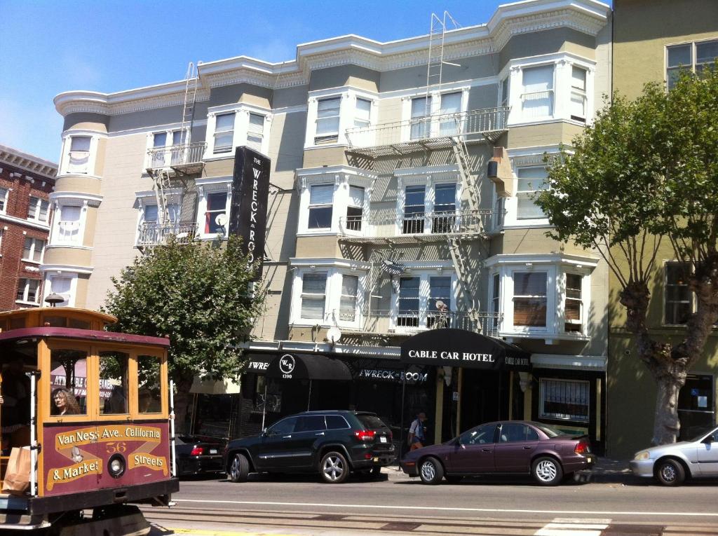 una calle con coches estacionados frente a un edificio en Cable Car Hotel, en San Francisco