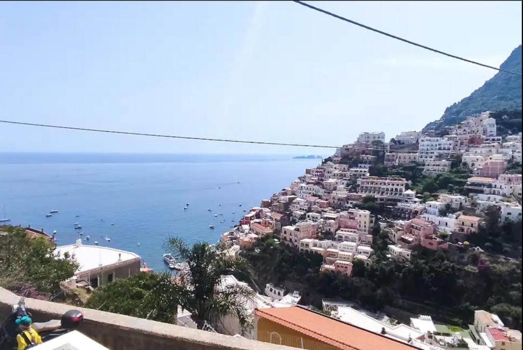 mit Blick auf die Stadt Posada und das Meer in der Unterkunft House Efria in Positano