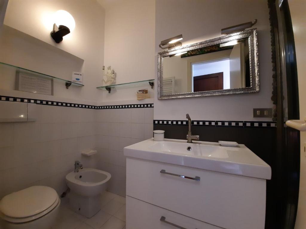 Kúpeľňa v ubytovaní LE TERRE DEL DRAGO Apartment